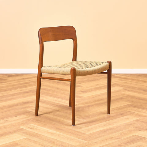 Danska matstolar i massiv teak av Niels Otto Møller för J.L. Møllers, modell 75