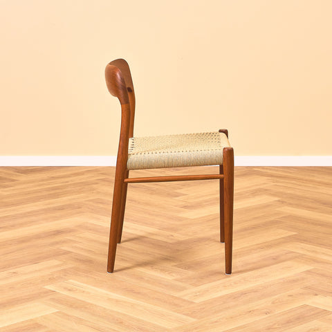 Danska matstolar i massiv teak av Niels Otto Møller för J.L. Møllers, modell 75