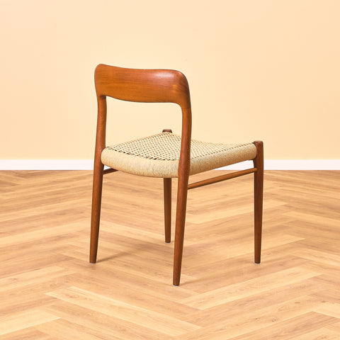 Danska matstolar i massiv teak av Niels Otto Møller för J.L. Møllers, modell 75