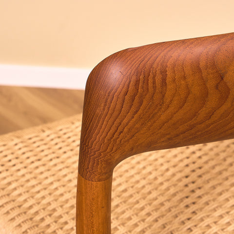 Danska matstolar i massiv teak av Niels Otto Møller för J.L. Møllers, modell 75