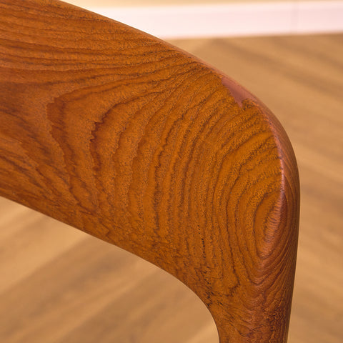 Danska matstolar i massiv teak av Niels Otto Møller för J.L. Møllers, modell 75