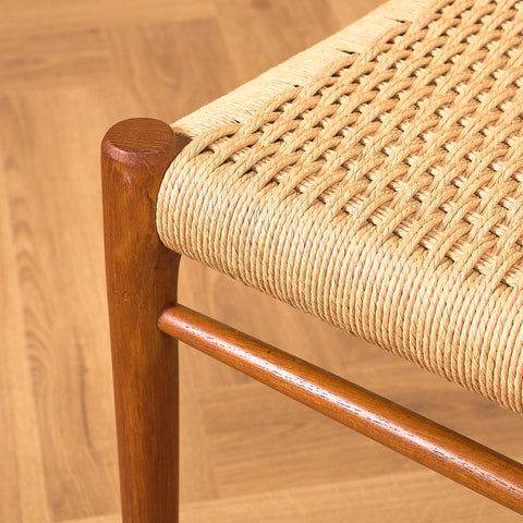 Danska matstolar i massiv teak av Niels Otto Møller för J.L. Møllers, modell 75