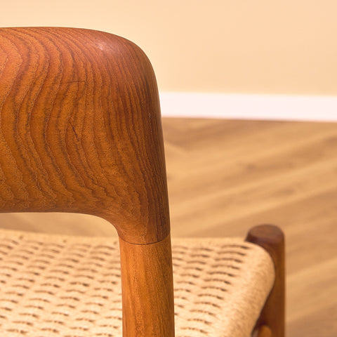 Danska matstolar i massiv teak av Niels Otto Møller för J.L. Møllers, modell 75