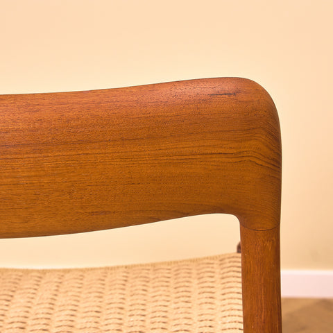 Danska matstolar i massiv teak av Niels Otto Møller för J.L. Møllers, modell 75