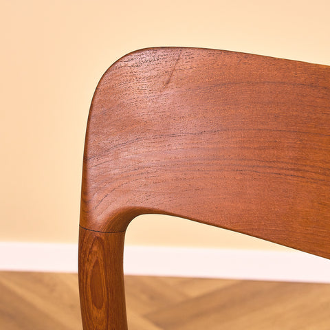 Danska matstolar i massiv teak av Niels Otto Møller för J.L. Møllers, modell 75