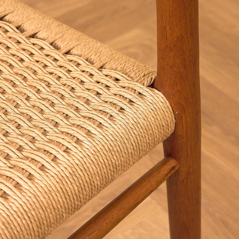 Danska matstolar i massiv teak av Niels Otto Møller för J.L. Møllers, modell 75