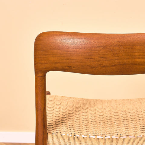 Danska matstolar i massiv teak av Niels Otto Møller för J.L. Møllers, modell 75