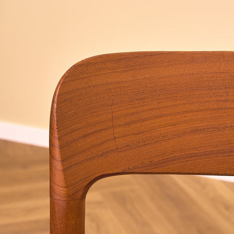 Danska matstolar i massiv teak av Niels Otto Møller för J.L. Møllers, modell 75