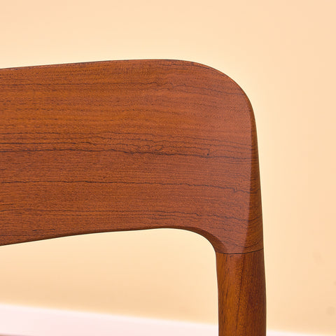 Danska matstolar i massiv teak av Niels Otto Møller för J.L. Møllers, modell 75