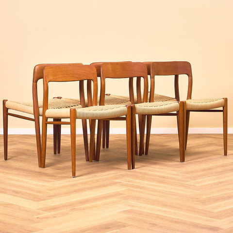 Danska matstolar i massiv teak av Niels Otto Møller för J.L. Møllers, modell 75