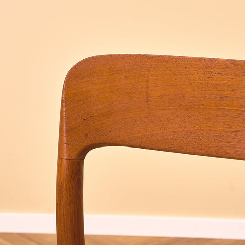 Danska matstolar i massiv teak av Niels Otto Møller för J.L. Møllers, modell 75