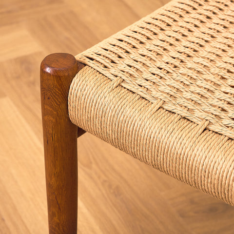 Danska matstolar i massiv teak av Niels Otto Møller för J.L. Møllers, modell 75