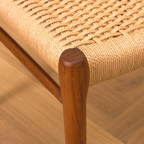 Danska matstolar i massiv teak av Niels Otto Møller för J.L. Møllers, modell 75