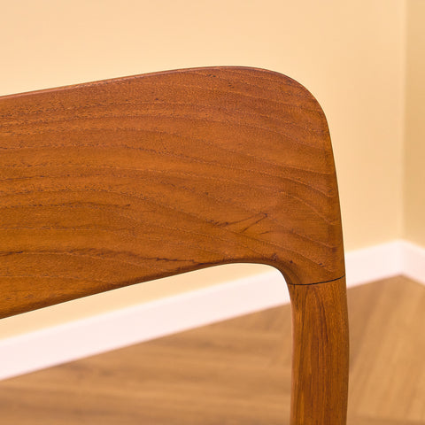 Danska matstolar i massiv teak av Niels Otto Møller för J.L. Møllers, modell 75