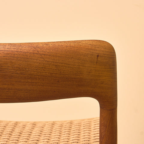 Danska matstolar i massiv teak av Niels Otto Møller för J.L. Møllers, modell 75