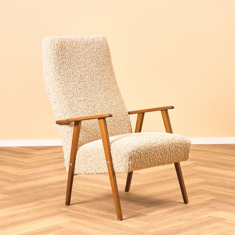 Svensk fåtölj i bokträ