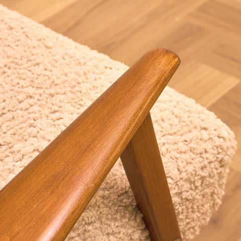 Svensk fåtölj i bokträ