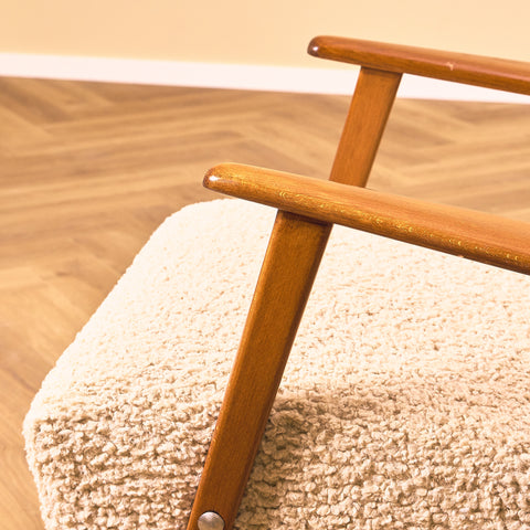 Svensk fåtölj i bokträ