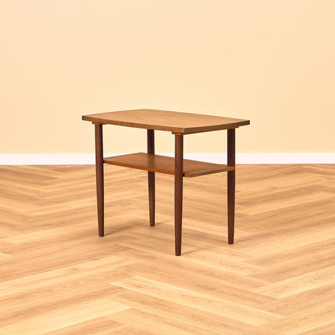 Litet svenskt sidobord i teak och valnöt