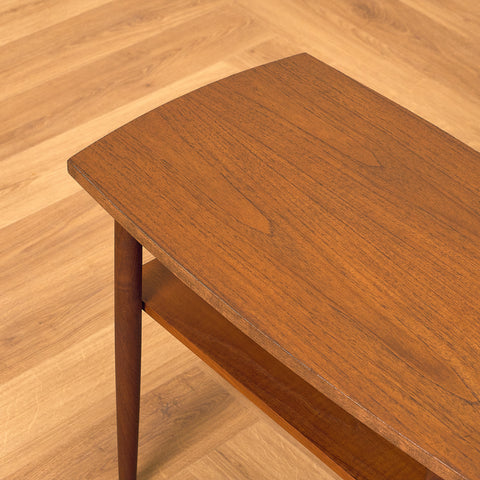 Litet svenskt sidobord i teak och valnöt