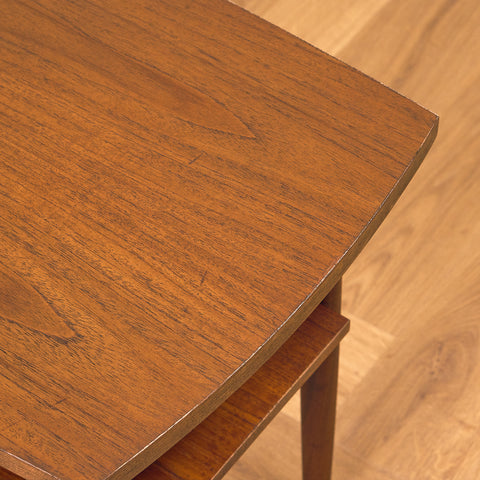 Litet svenskt sidobord i teak och valnöt