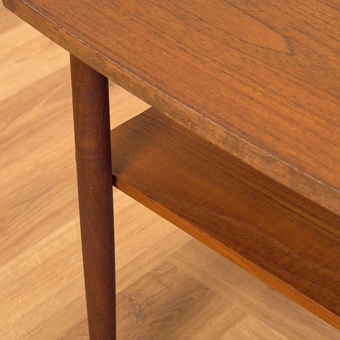 Litet svenskt sidobord i teak och valnöt