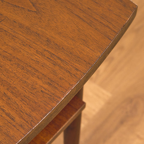 Litet svenskt sidobord i teak och valnöt