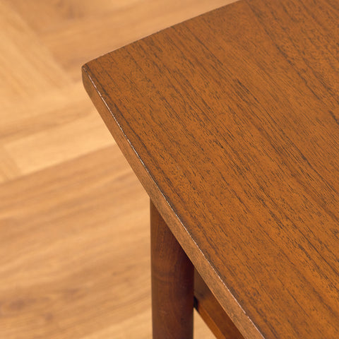 Litet svenskt sidobord i teak och valnöt