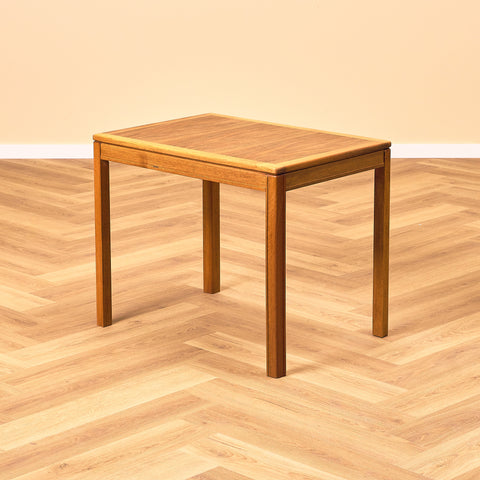 Svenskt litet sidobord i valnöt, modell 'Kaskad' av Sven Engström och Gunnar Myrstrand för Tingström