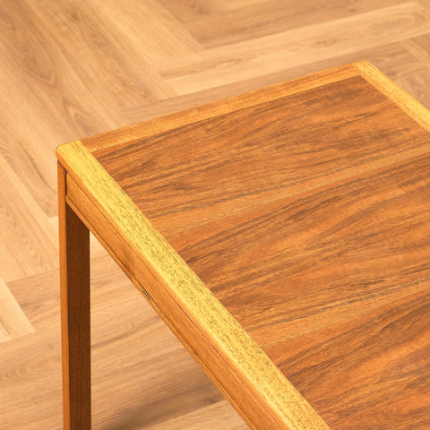 Svenskt litet sidobord i valnöt, modell 'Kaskad' av Sven Engström och Gunnar Myrstrand för Tingström