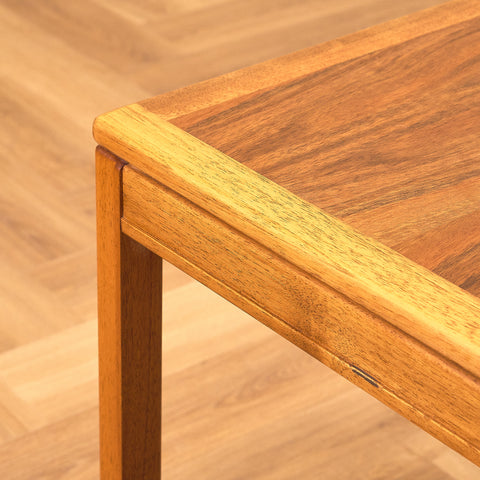 Svenskt litet sidobord i valnöt, modell 'Kaskad' av Sven Engström och Gunnar Myrstrand för Tingström