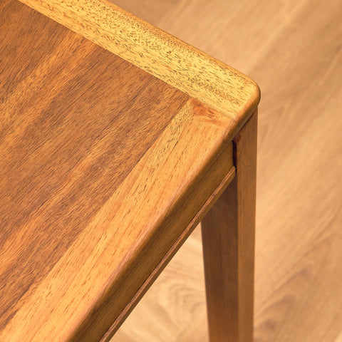 Svenskt litet sidobord i valnöt, modell 'Kaskad' av Sven Engström och Gunnar Myrstrand för Tingström