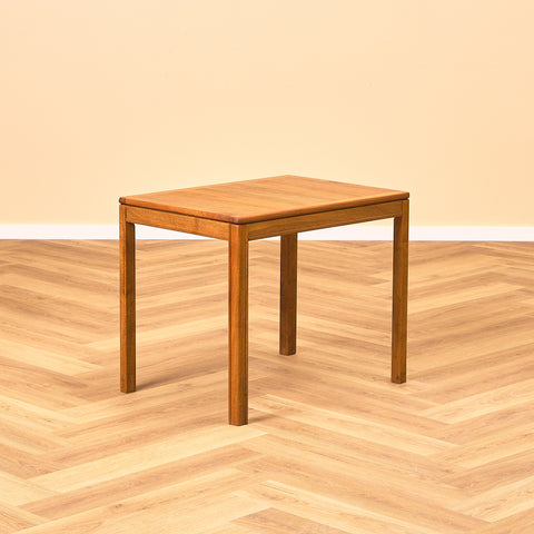 Svenskt litet sidobord i valnöt, modell 'Kaskad' av Sven Engström och Gunnar Myrstrand för Tingström