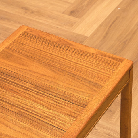 Svenskt litet sidobord i valnöt, modell 'Kaskad' av Sven Engström och Gunnar Myrstrand för Tingström