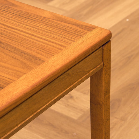 Svenskt litet sidobord i valnöt, modell 'Kaskad' av Sven Engström och Gunnar Myrstrand för Tingström