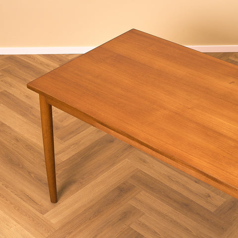 Danskt matbord i teak och ek