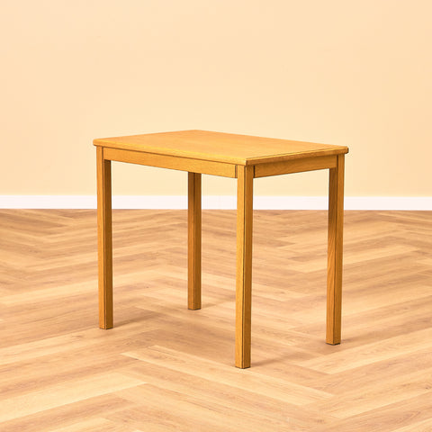 Svenskt sidobord i ek