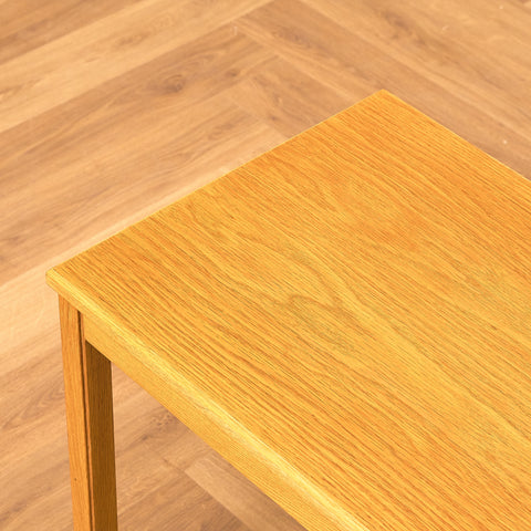 Svenskt sidobord i ek