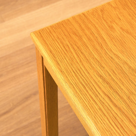 Svenskt sidobord i ek