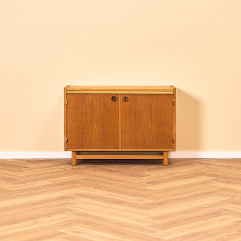 Svenskt skåp i teak och bok