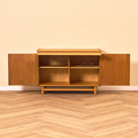 Svenskt skåp i teak och bok