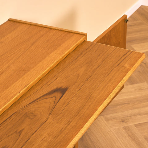 Svenskt skåp i teak och bok