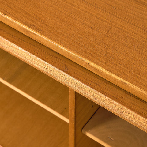 Svenskt skåp i teak och bok