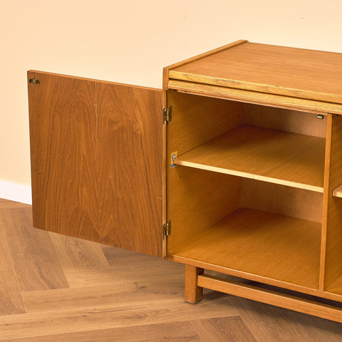 Svenskt skåp i teak och bok