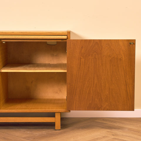 Svenskt skåp i teak och bok