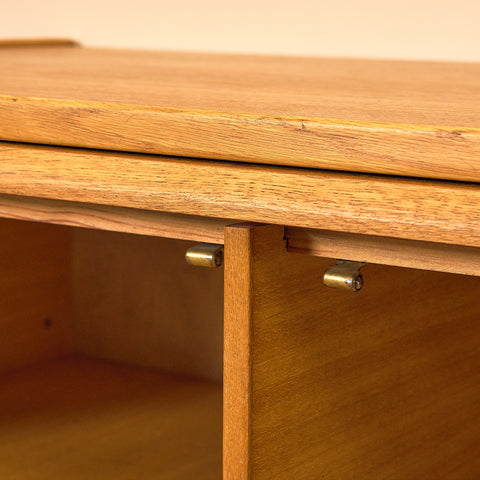 Svenskt skåp i teak och bok