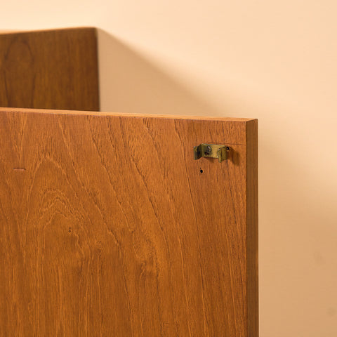 Svenskt skåp i teak och bok