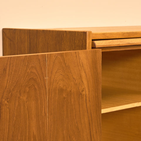 Svenskt skåp i teak och bok