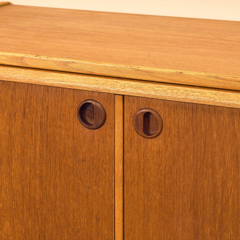 Svenskt skåp i teak och bok