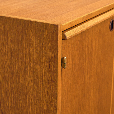 Svenskt skåp i teak och bok